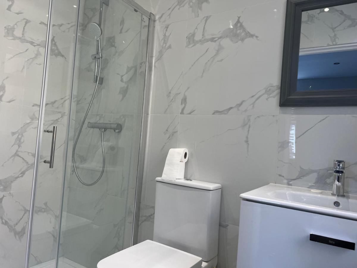 MJ Serviced Apartment: Luxurious West London Living Near Tube Hanwell Exterior photo